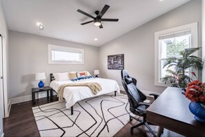 1 slaapkamer, een bureau, een strijkplank/strijkijzer, wifi