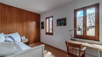 2 slaapkamers, een bureau, een strijkplank/strijkijzer, wifi