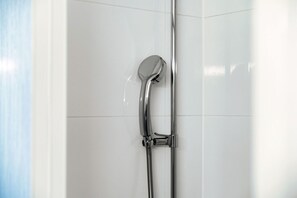 Shower, hair dryer, towels, soap - In the characteristic village of Bissone (Casa In Contrada) (Bissone)
