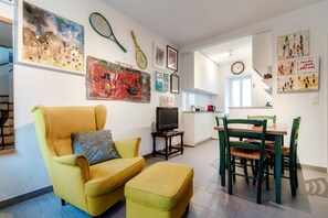 TV - In the characteristic village of Bissone (Casa In Contrada) (Bissone)