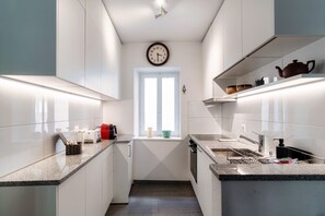 Jääkaappi, mikroaaltouuni, uuni, liesi