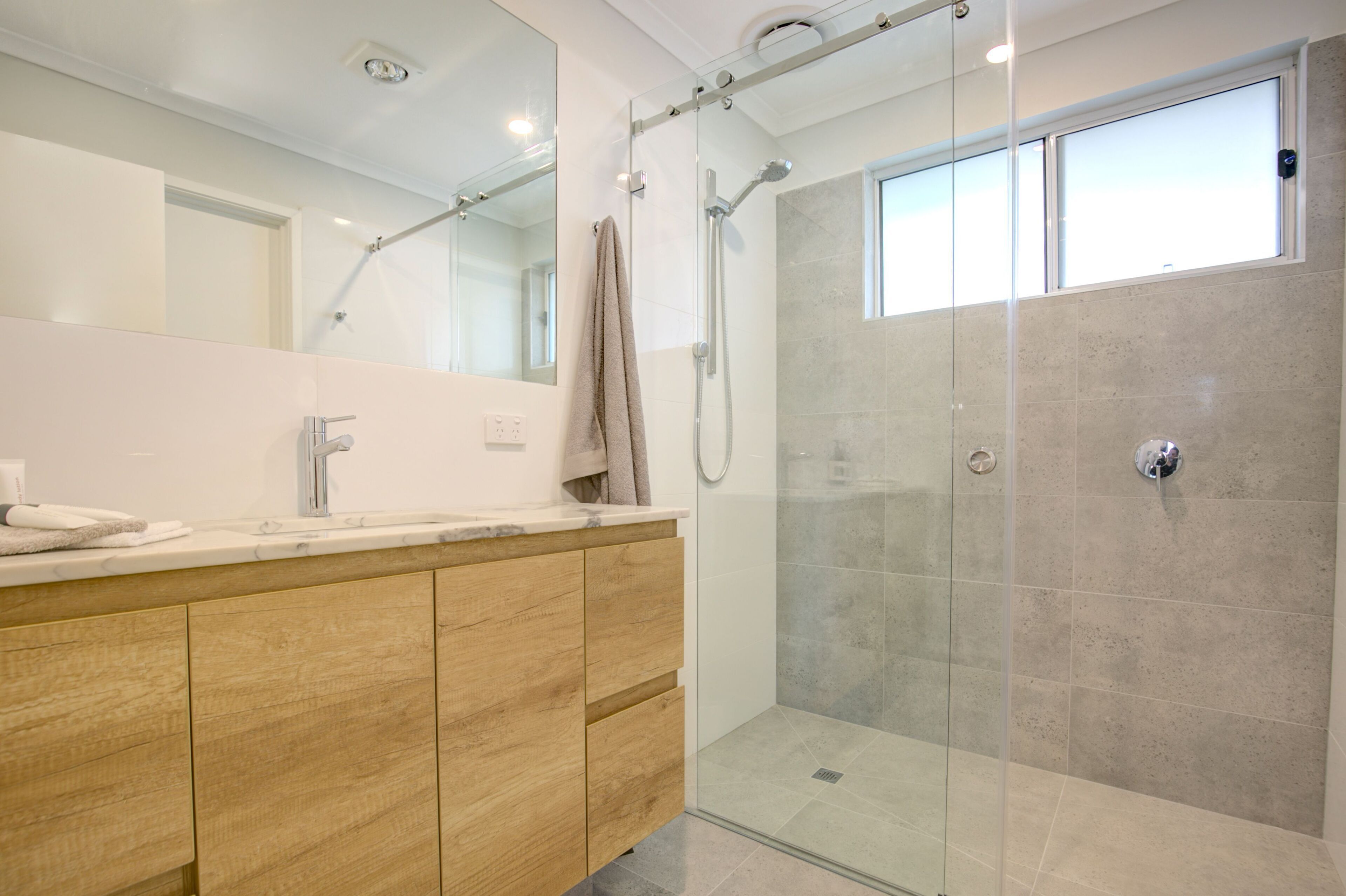 Een douche, gratis toiletartikelen, een haardroger, handdoeken
