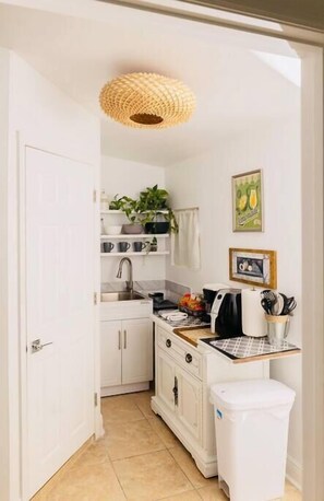 Refrigerador, microondas, cafetera y tetera y tostadora 