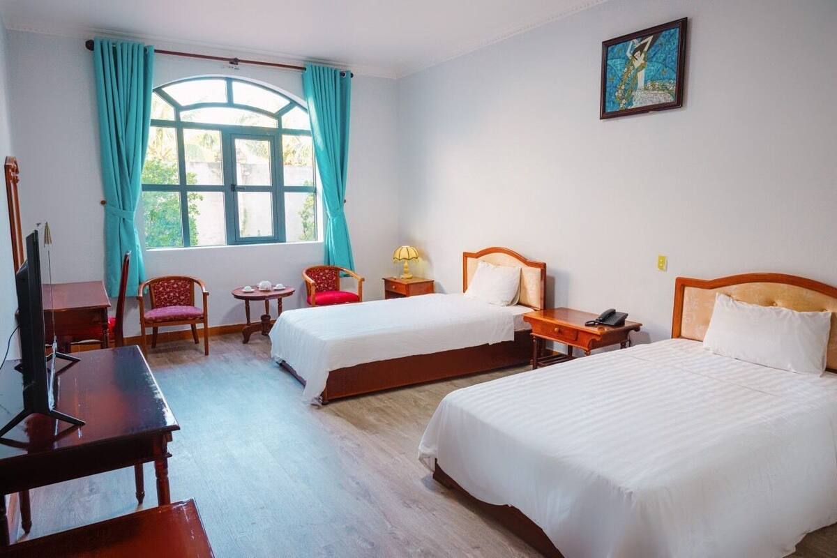 Kamar Triple Keluarga, pemandangan kolam renang | 1 kamar tidur, meja kerja, setrika/meja setrika, dan Wi-Fi gratis