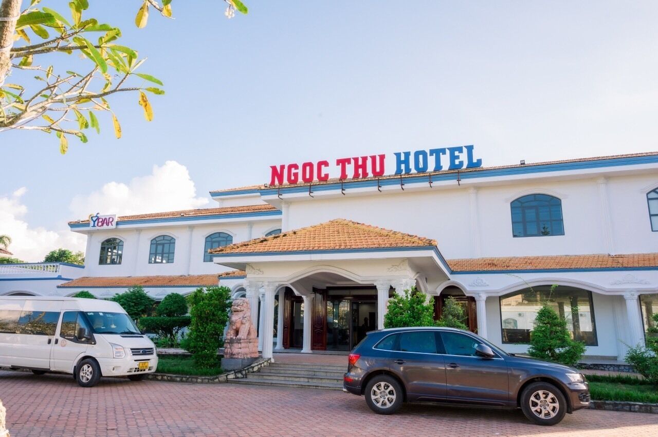 Um hotel com uma placa de destaque que diz "NGOC THU HOTEL".