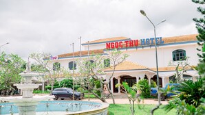 A hotel with a fountain, a sign reading "NGOC THU HOTEL," and a "YBAR" sign. - Ngoc Thu Hotel (Can Tho)