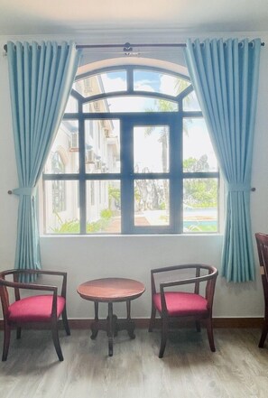 Escritorio, tabla de planchar con plancha y wifi gratis 