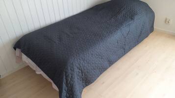 2 bedrooms, iron/ironing board, bed sheets