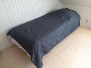 2 bedrooms, iron/ironing board, bed sheets