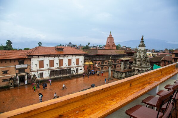 Een historisch gelegenheid met traditionele architectuur, waaronder een opvallende tempel en een ruime open binnenplaats.