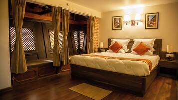 Individually furnished, desk, laptop workspace, free WiFi