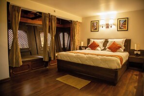 Muebles diferentes, escritorio y espacio para trabajar con laptop 