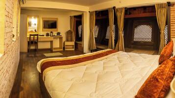 Kamar Deluks, 1 Tempat Tidur King | Dilengkapi dengan perabotan berbeda-beda dan meja kerja