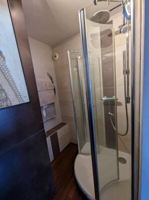 Handtücher, Seife, Toilettenpapier