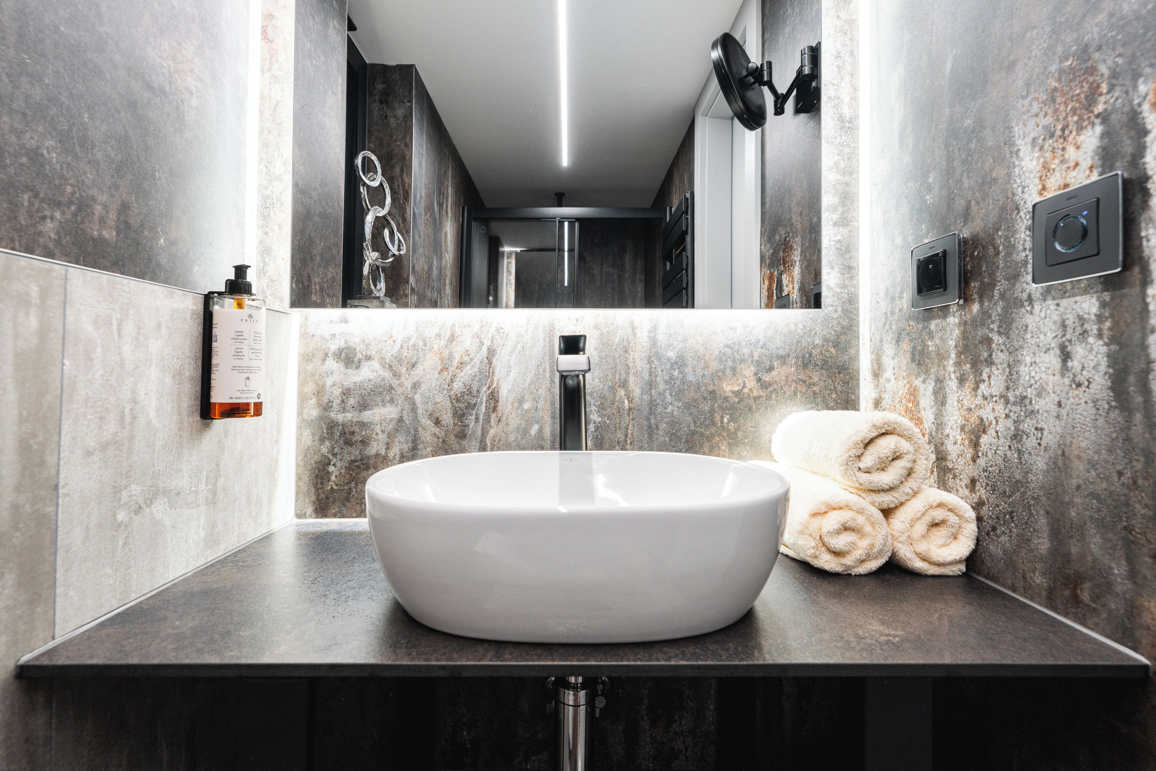 Design Mobile Home, Patio, Garden View | Bathroom | Shower, rainfall showerhead, designer toiletries, hair dryer