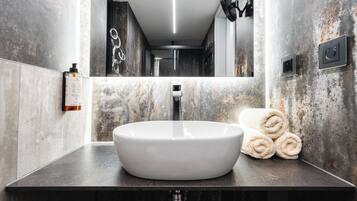 Design Mobile Home, Patio, Garden View | Bathroom | Shower, rainfall showerhead, designer toiletries, hair dryer