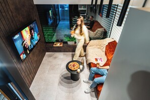 Habitatge mòbil de disseny, pati, vistes al jardí | Sala d'estar | Televisor intel·ligent, pel·lícules d'estrena i terres tèrmics