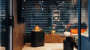 Nhà di động có thiết kế đặc sắc, sân hiên, quang cảnh vườn | Khu phòng khách | Smart TV 55-inch có truyền hình cáp, các kênh phim chiếu ra mắt