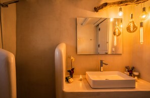 Haartrockner, Handtücher, Seife, Shampoo