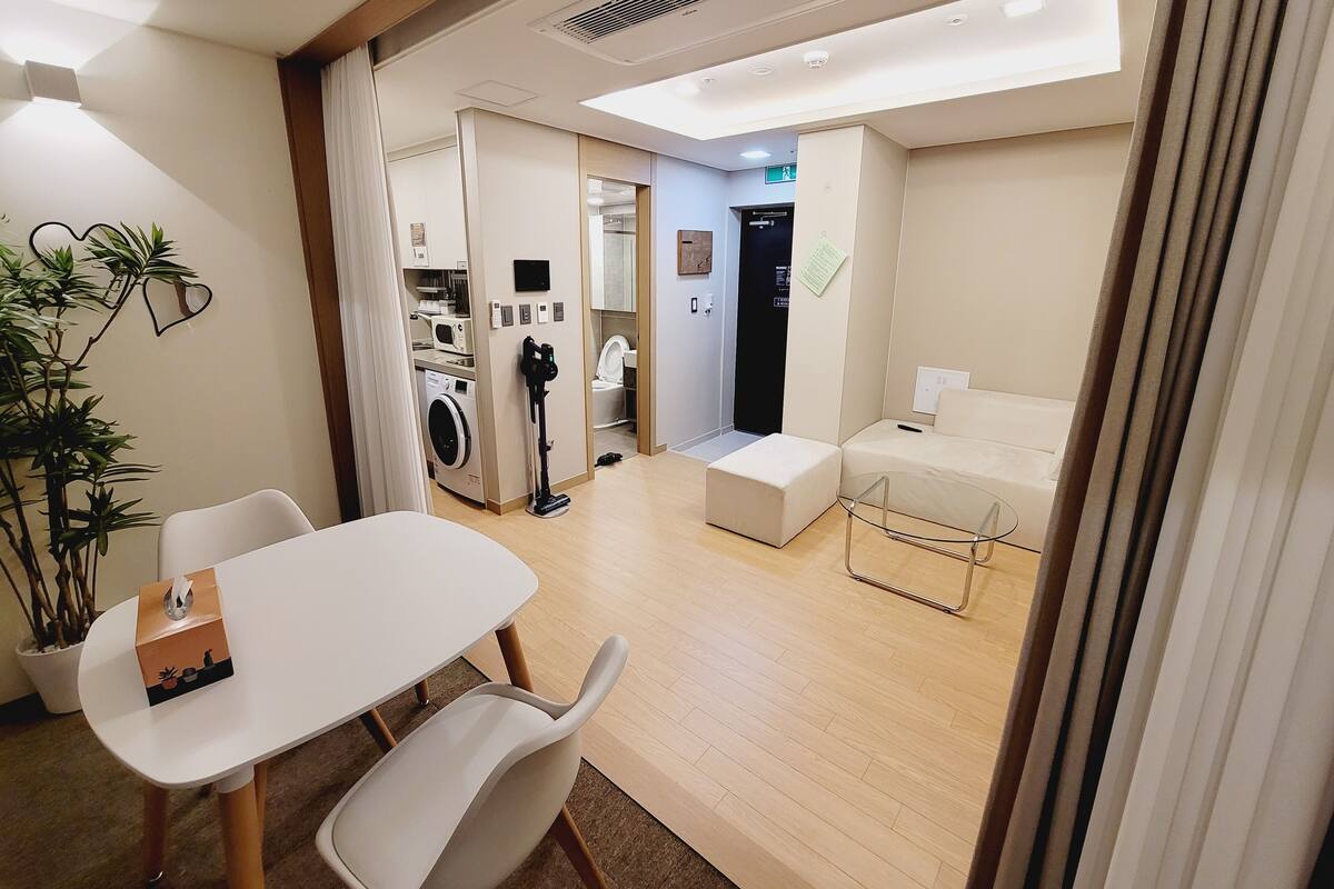 Premier-Zweibettzimmer, Meerblick | Wohnbereich | 60-Zoll-Smart-TV mit Kabelempfang, Netflix, Fußbodenheizung