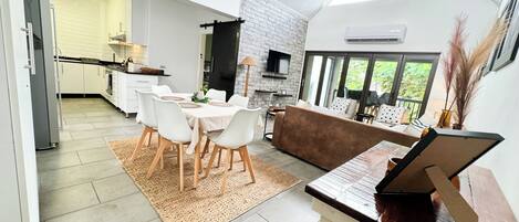 Apartment, 3 Bedrooms, Private Pool, Garden View | Dining room