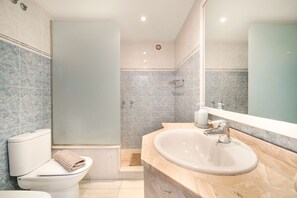 Suihku, hiustenkuivaaja, pyyhkeet