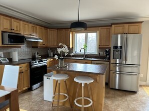 Fridge, microwave, oven, stovetop - You will be close to everything when you stay at this centrally located place (Dieppe)