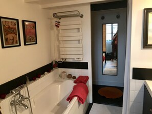 Sèche-cheveux, serviettes fournies, savon, shampoing