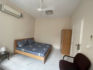 1 bedroom, bed sheets - A simple room in the old area of Muscat (Muscat)