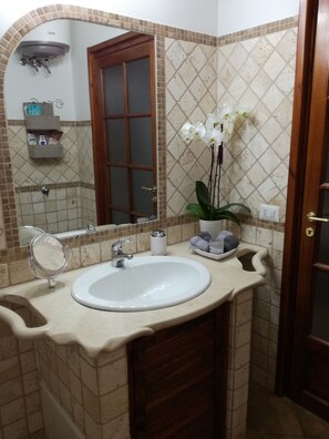 Doccia, asciugacapelli, bidet, asciugamani