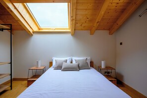 4 bedrooms, travel cot, free WiFi, bed sheets
