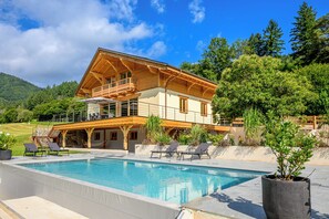 Una piscina al aire libre, una piscina climatizada