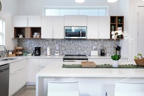 Kylskåp, mikrovågsugn, ugn och spishäll