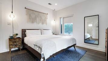 3 bedrooms, desk, iron/ironing board, free WiFi