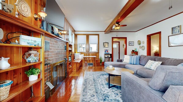 TV - Sunshine Daydream by Bayley Vacation Rentals (Old Orchard Beach)