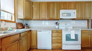 Fridge, microwave, oven, stovetop - Sunshine Daydream by Bayley Vacation Rentals (Old Orchard Beach)