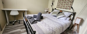 1 bedroom, desk, free WiFi, bed sheets