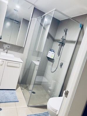 Doccia, asciugacapelli, asciugamani, sapone