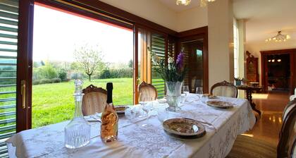 Wunderbares Ferienhaus mit Whirlpool, W-LAN, Pool, TV, Innenhof, Haustiere erlaubt und Parkplatz