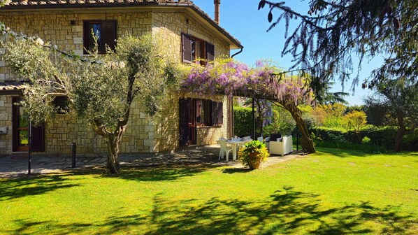 Outdoor dining - Wonderful private villa for 7 guests with private pool, WIFI, TV and veranda (Cetona)