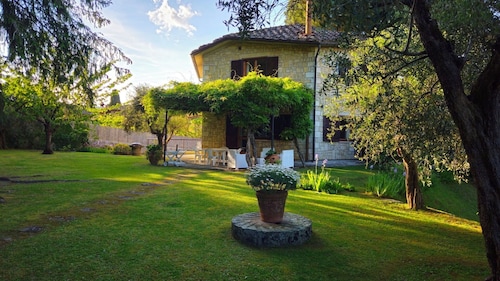 Beautiful private villa for 7 guests with private pool, WIFI, TV and veranda