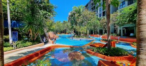 Una piscina al aire libre