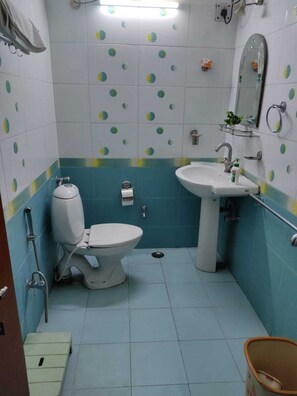 Towels, soap, shampoo, toilet paper