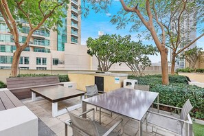 Outdoor dining - Luxury 1BR | Skyline & Sea Views Walk to Dubai Mall & Burj Khalifa (Downtown Dubai)