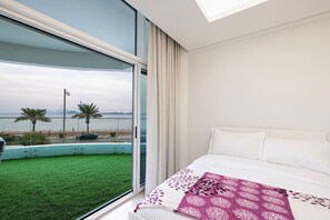 2 bedrooms, desk, iron/ironing board, WiFi