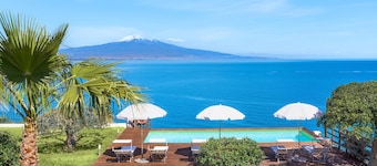 Beautiful sea-front villa with pool