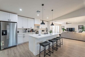 Frigorífic, microones, forn i placa de cuina 