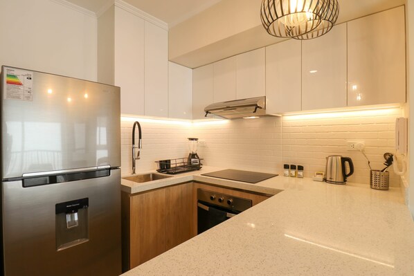 冷蔵庫、電子レンジ、オーブン、コンロ