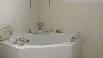 Secadora de cabello, toallas, jabón, papel de baño