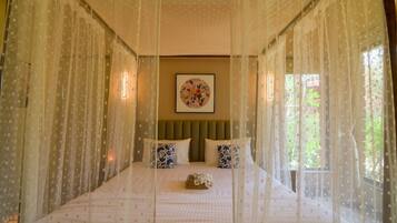 1 bedroom, premium bedding, soundproofing, bed sheets